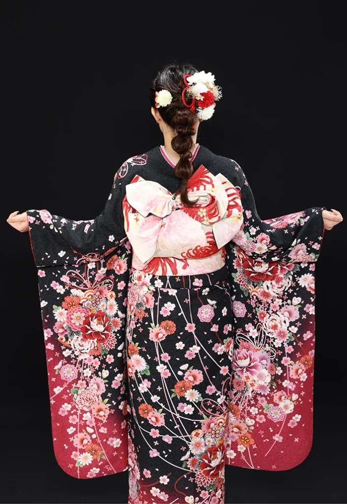 京都で成人式に人気の黒ラメ桃色花束の振袖レンタル着用例 成人式で実際に着用した黒ラメ地振袖A-05の帯結びと後ろ姿