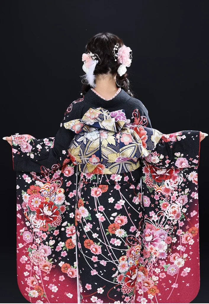京都で成人式に人気の黒ラメ桃色花束の振袖レンタル着用例 後姿(A-05)