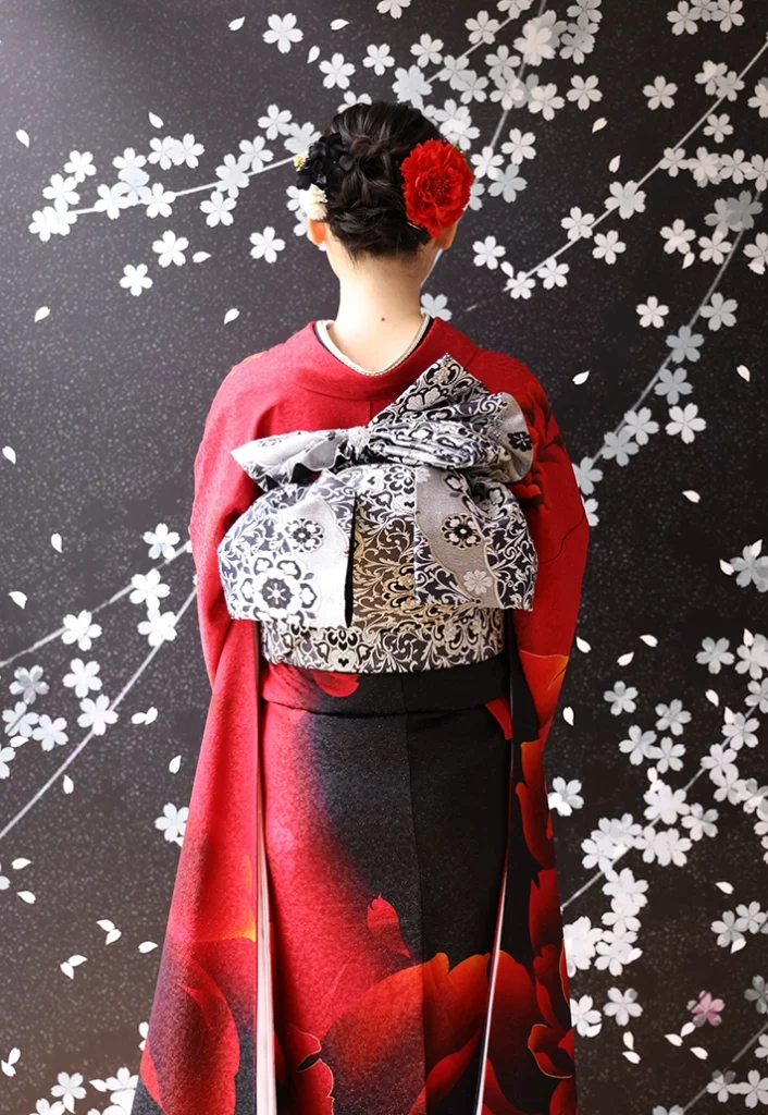 黒赤牡丹ラメ振袖の後ろ姿|京都の成人式振袖レンタル着用例