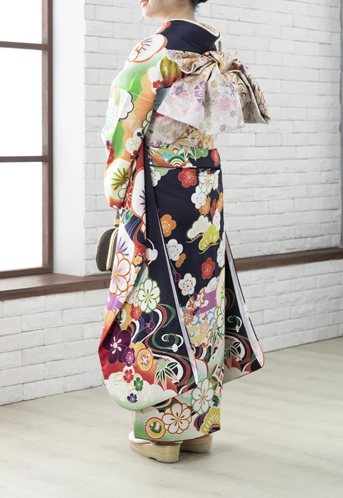 自然光で撮影した紺梅モダン振袖の上品な着用イメージ