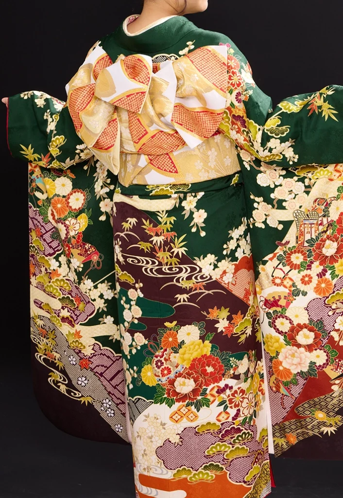 千歳緑御所車牡丹振袖の後ろ姿｜京都の成人式振袖レンタル着用例