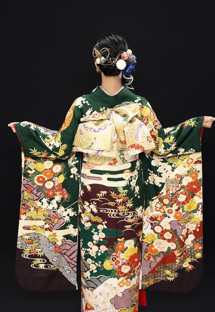 千歳緑御所車牡丹振袖の後ろ姿｜京都の成人式振袖レンタル着用例
