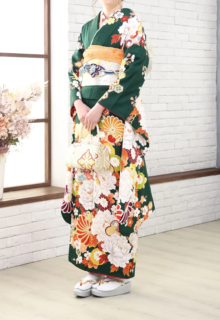 深緑白牡丹振袖の後ろ姿|京都の成人式振袖レンタル着用例