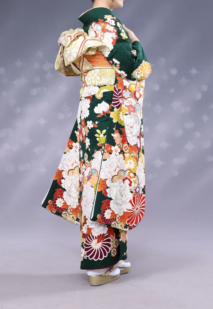 振袖A-12 深緑白牡丹 横向きの着姿