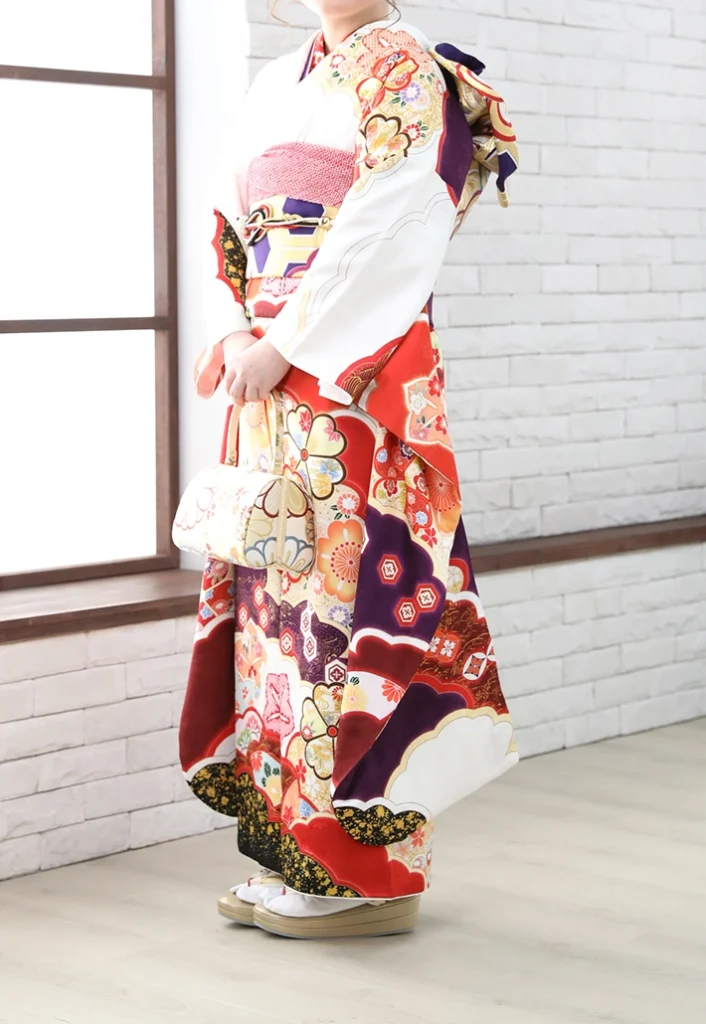 白裾黒紫雲取桜の振袖を窓際で着用した斜め前からの全身写真（振袖 京都）