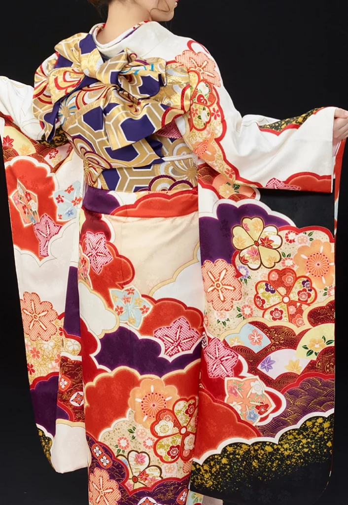 白裾黒紫雲取桜の振袖を着用した後ろ姿と華やかな帯結び（振袖 京都）