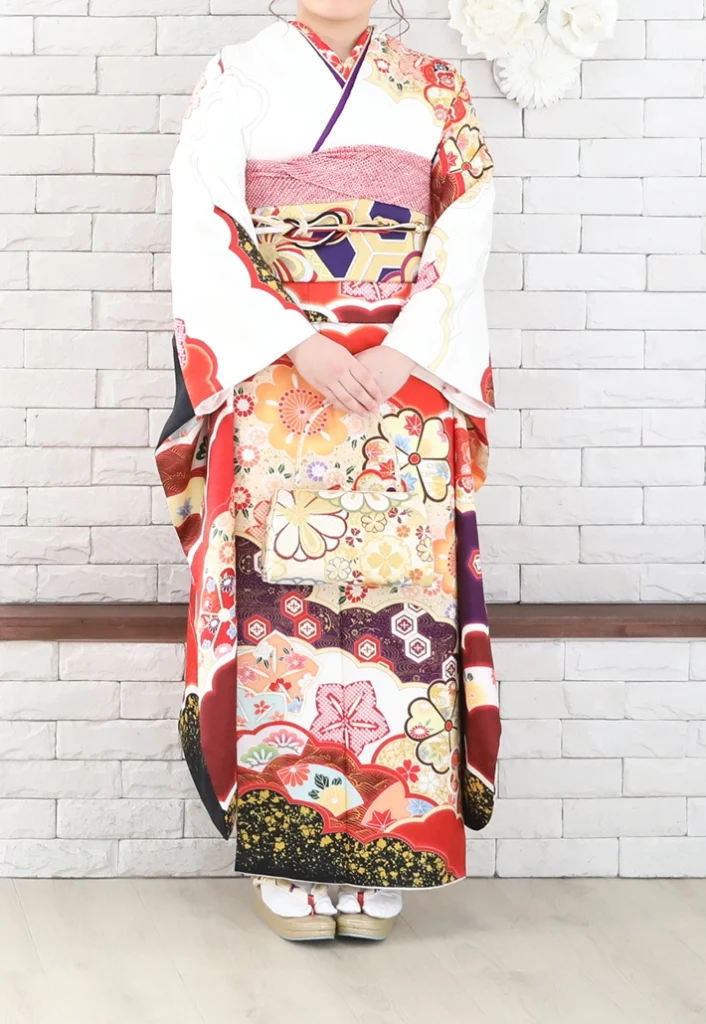 白裾に黒紫の雲取と桜文様が華やかな振袖を京都の写真館で撮影した着用例（振袖 京都）