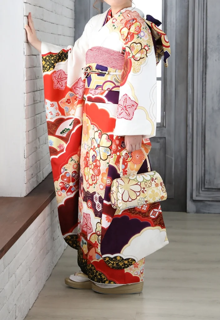 白裾黒紫雲取桜の振袖を着用した後ろ姿と華やかな帯結び（振袖 京都）