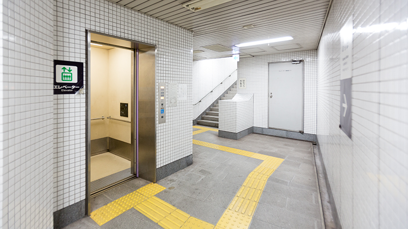 証明写真スタジオヘ道順　東野駅エレベーター