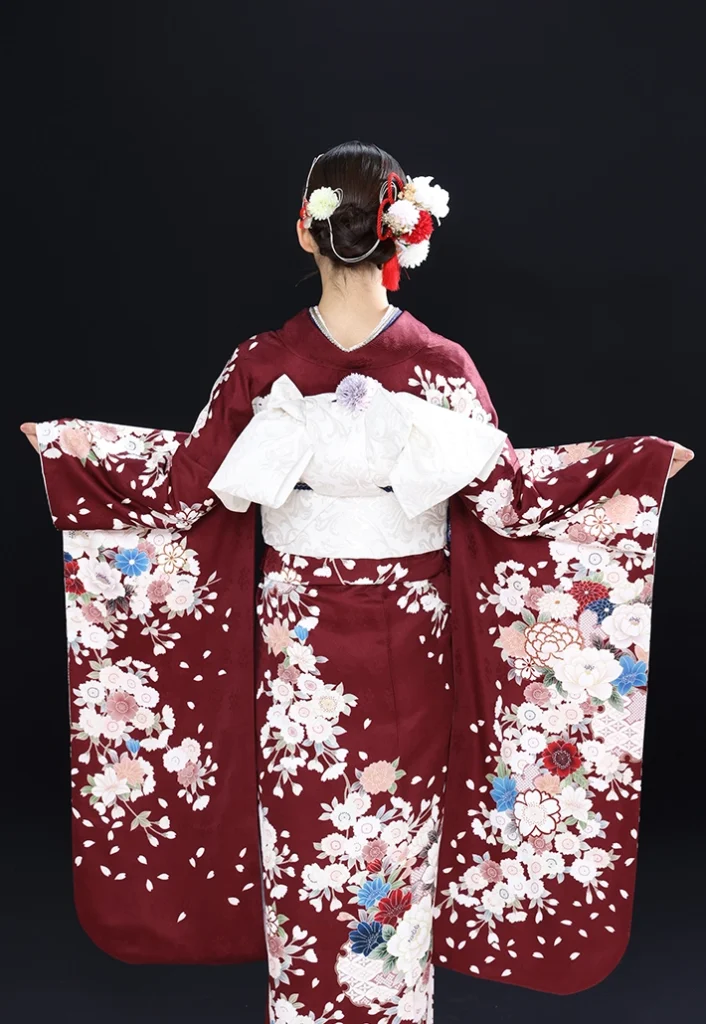 振袖A-25 エンジ白花の後ろ姿と帯結び全体