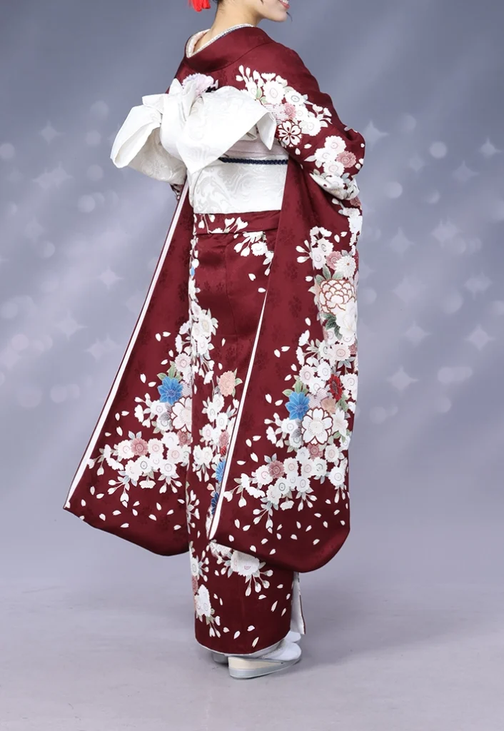 振袖A-25 エンジ白花の斜め後ろから見たシルエット