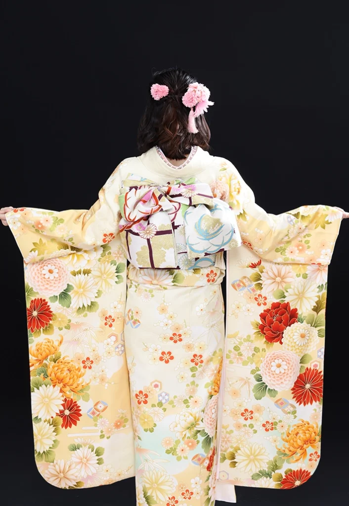 黄色に牡丹の振袖A-26 後ろ姿と帯結び