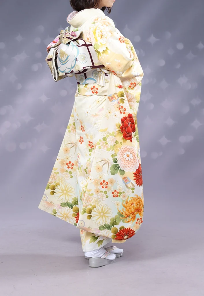 黄色に牡丹の振袖A-26 後ろ全体の着姿