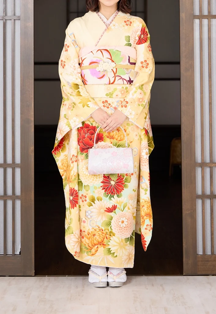 黄色に牡丹の振袖A-26 室内での立ち姿