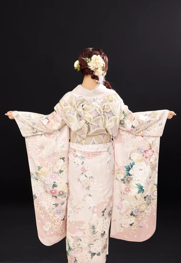 b-8-kusumi-pink-shiki-no-hana-02
B-8 くすみピンク四季の花の振袖。後ろ姿と帯結びのコーディネート
