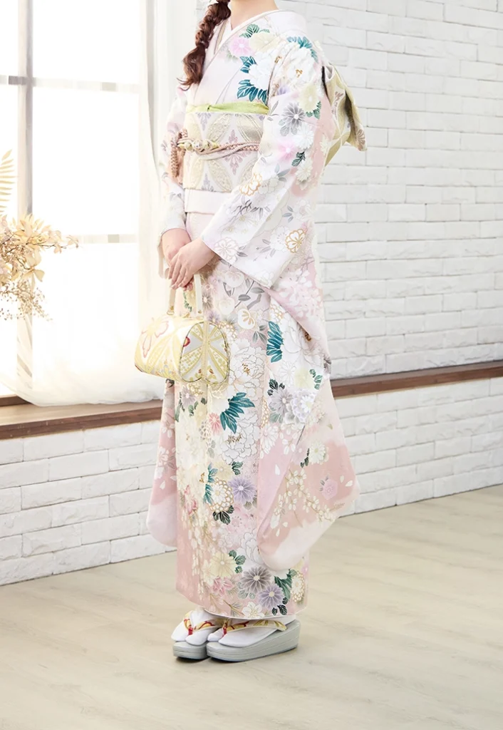 b-8-kusumi-pink-shiki-no-hana-04
B-8 くすみピンク四季の花の振袖。室内撮影による上品な立ち姿