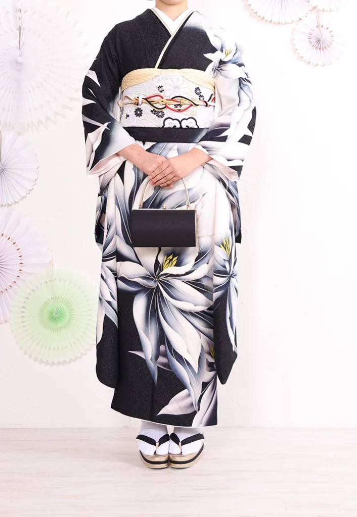 A-24 白銀に大花の振袖を上半身アップで写した写真｜白と黒の地に大きな白い花柄が映えるクールな振袖コーデ