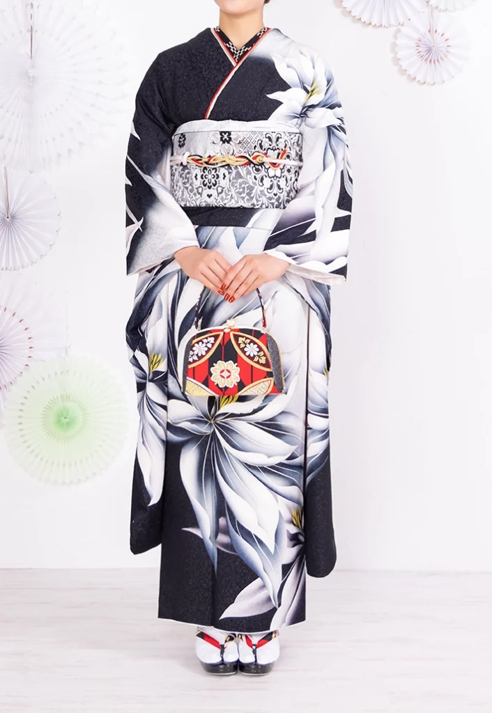 A-24 白銀に大花の振袖を上半身アップで写した写真｜白と黒の地に大きな白い花柄が映えるクールな振袖コーデ