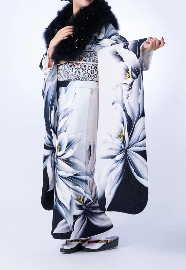 A-24 白銀に大花の振袖に黒いファーショールを合わせた成人式コーデ｜白地に大花柄が華やかな振袖スタイル