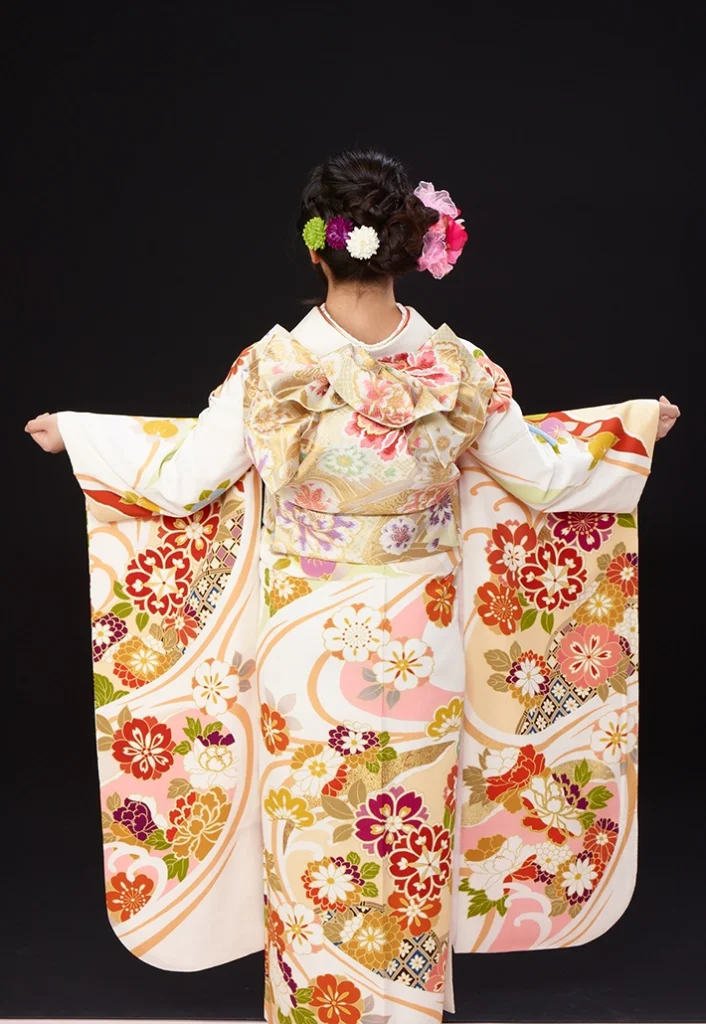 古典柄の白桜橙振袖の帯結びと後ろ姿|京都の前撮り撮影