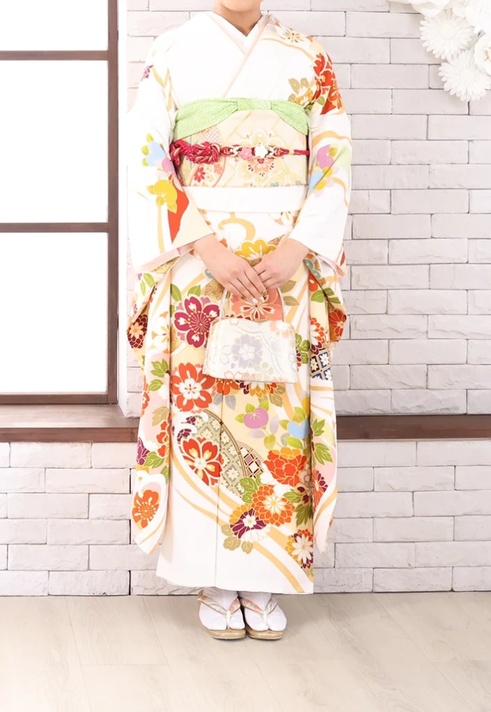 京都で振袖レンタルされる白桜橙の古典振袖|成人式前撮りの着用例
