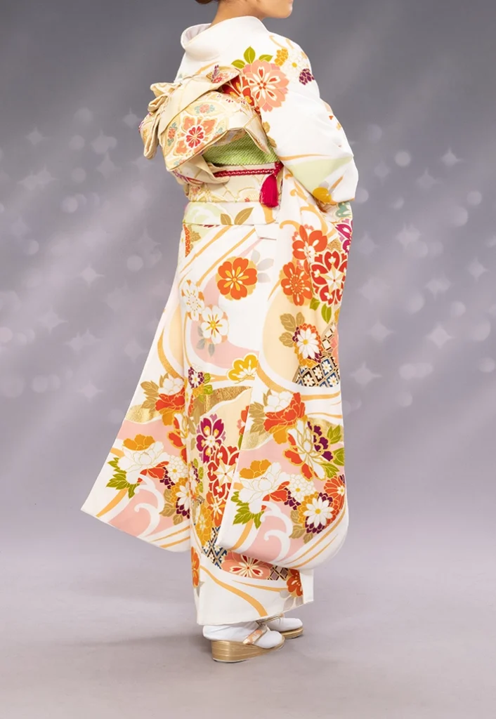白桜橙の振袖を着用した後ろ姿|京都の成人式・前撮り撮影例