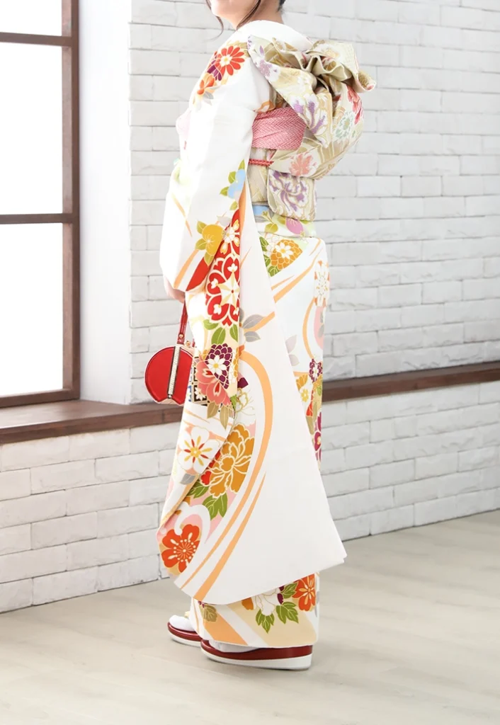 古典柄の白桜橙振袖の帯結びと後ろ姿|京都の前撮り撮影