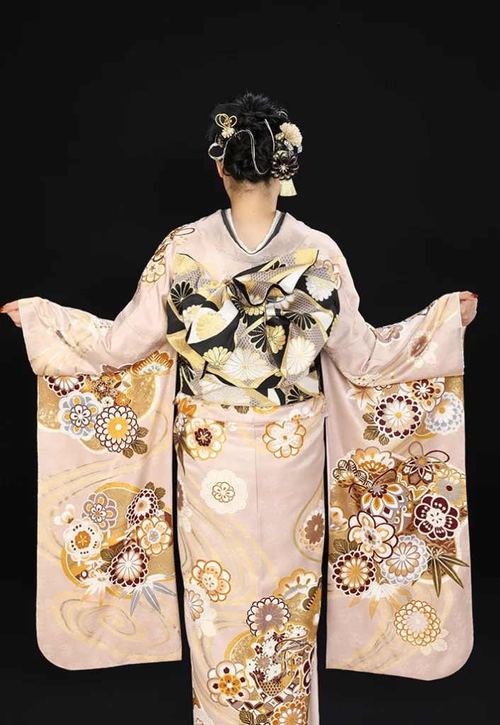 C-08 ベージュ華手鞠の後ろ姿と帯結び｜京都の成人式振袖レンタル