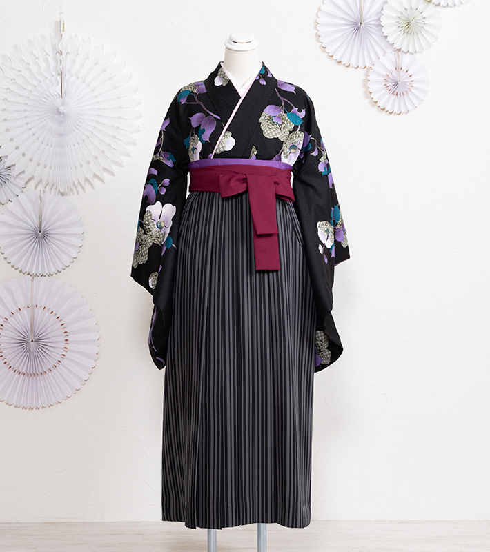 黒地に紫の花柄二尺袖とグレー縞の卒業袴レンタル