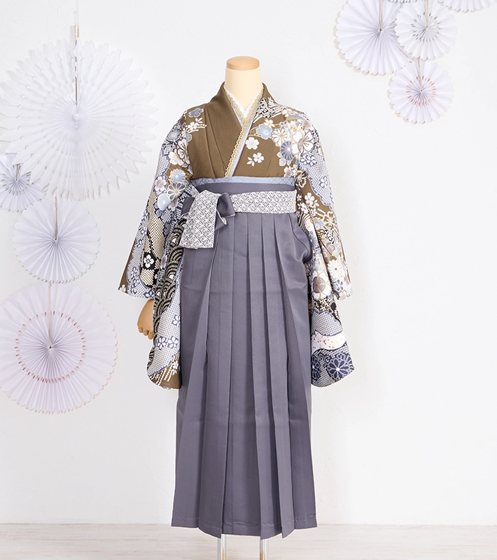 茶色地の花柄二尺袖とグレーの卒業袴レンタル