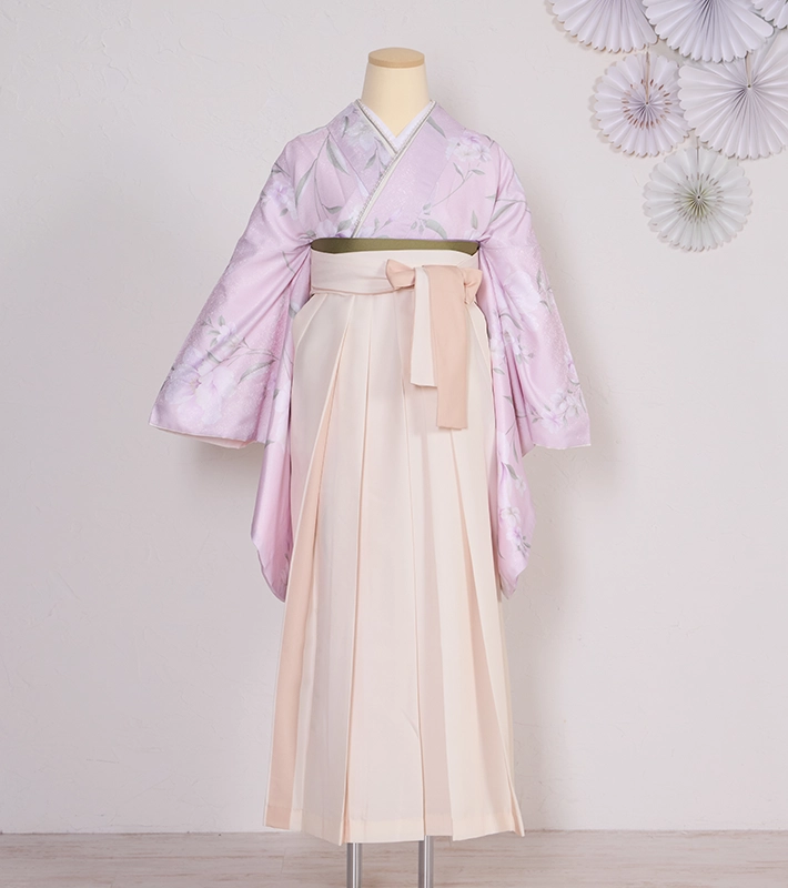 薄紫の花柄二尺袖と白系の卒業袴レンタル