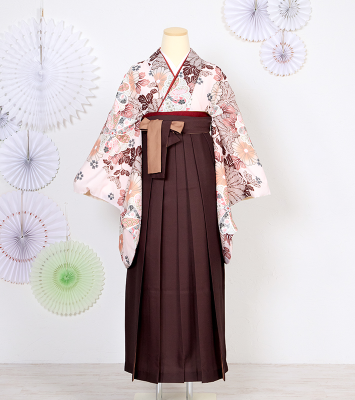 淡いピンクの花柄二尺袖と茶色の卒業袴レンタル