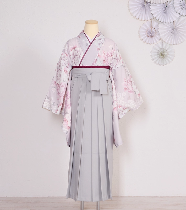 淡いピンクの花柄二尺袖とグレーの卒業袴レンタル