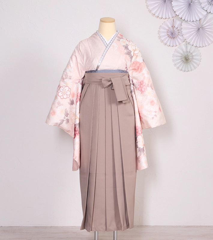 淡いピンクの花柄二尺袖とグレージュの卒業袴レンタル