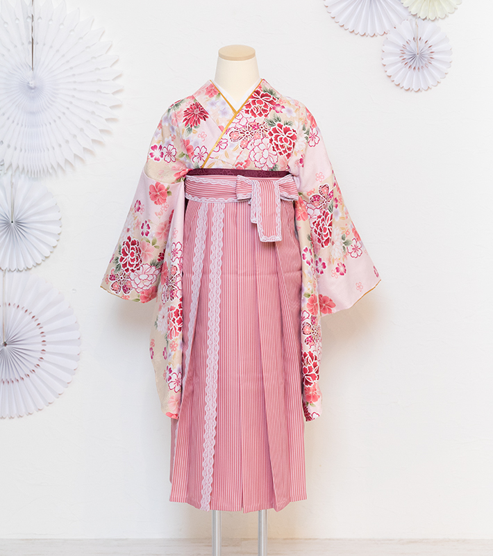 淡いピンクの花柄二尺袖とピンク縞の卒業袴レンタル