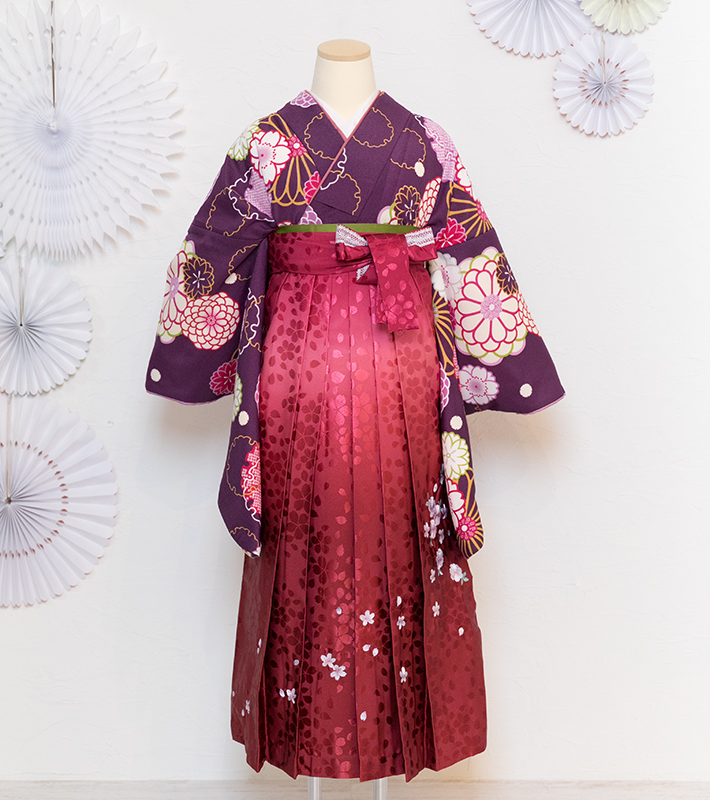 紫地の花柄二尺袖と赤色の卒業袴レンタル